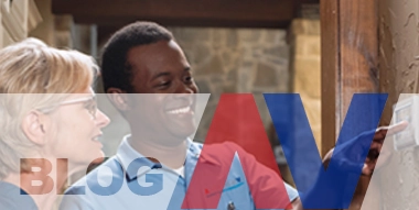 Client and technician with 'Blog AV' banner overlay.